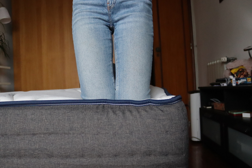 Pessoa de joelhos numa extremidade do colchão